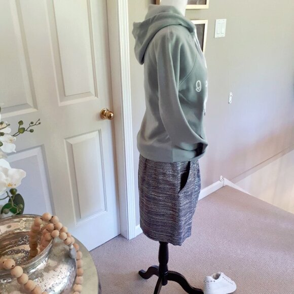 EUC GAP navy blue, white, grey & silver mini skirt, 10 - Picture 2 of 5